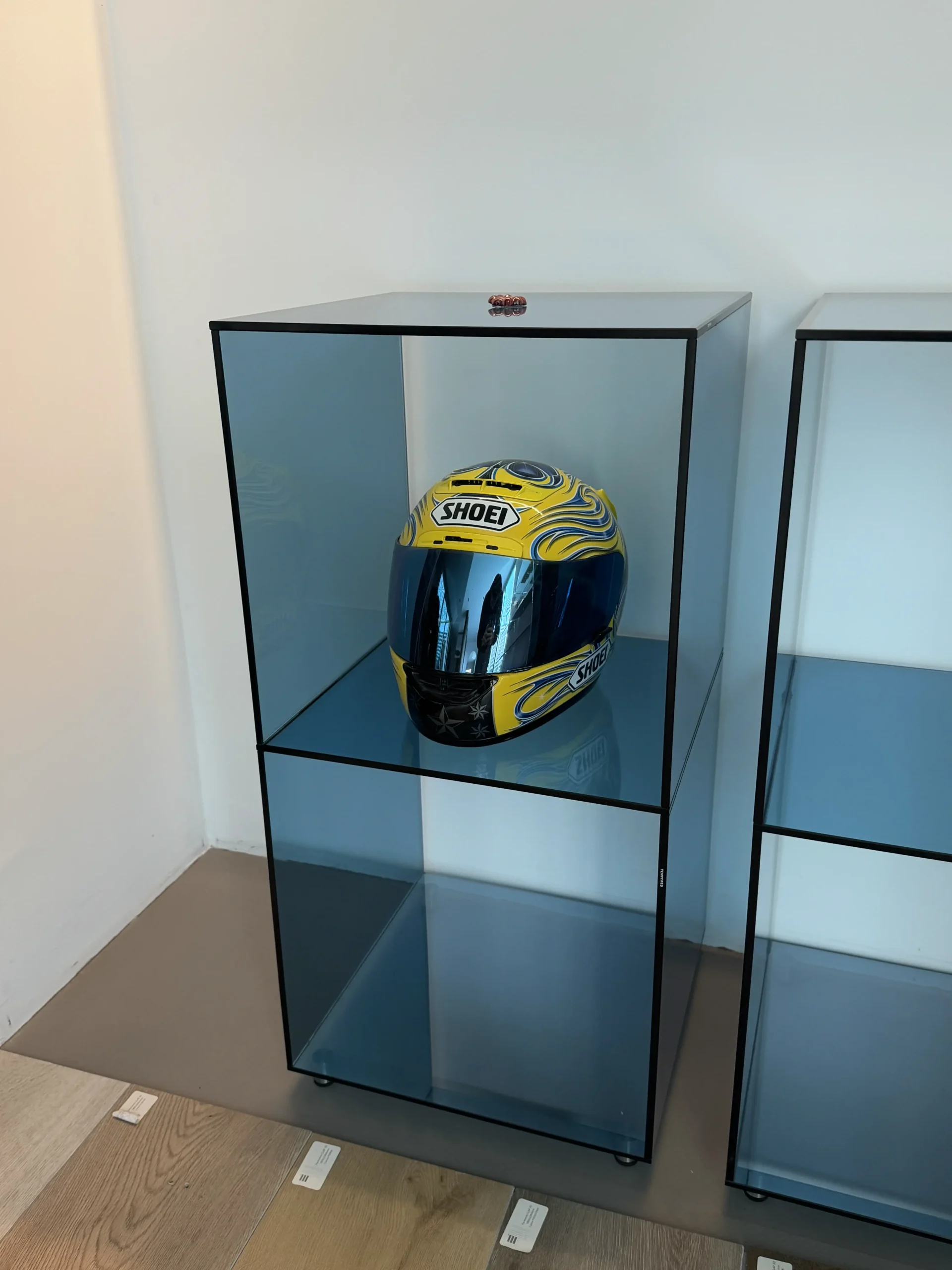 Mobiletto in vetro basso